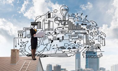 Evin çatısında baş durmak yerine kamerayla zum yapan yüzsüz iş kadını.