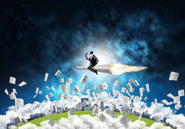 Açık alan ve Dünya gezegeninin kağıtlarla arka plan üzerinde uçan arasında roket üzerinde uçan takım elbiseli genç işadamı kavramsal görüntü.