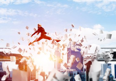 Kağıt belgeleri beton köprü zorluklar üstesinden sembolü olarak uçan ile gap üstünden atlayarak bir iş kadını. Clear gökyüzü arka plan üzerinde güneş ışığı ile. 3D render.