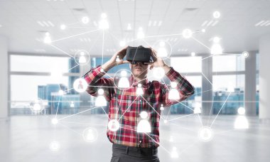 Sanal gerçeklik kulaklık veya bağlantı arka plan üzerinde 3d gözlük ile genç adam. Karışık teknik
