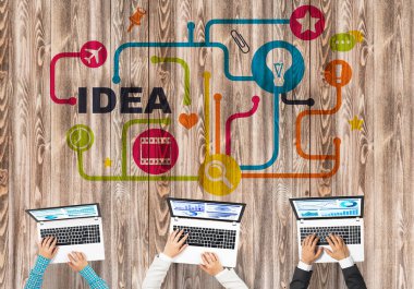 Ellerinde cihazlar bulunan üç kişilik bir grup iletişim ve ağ oluşturma sembolü olarak birlikte çalışıyor.