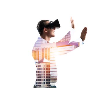 Sanal gerçeklik kulaklığı olan genç bir adam ya da şehrin arka planında 3 boyutlu gözlüklü.