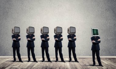 İşadamları başlarını silah tutmak yerine eski Tv ile takım elbiseli gri duvara boş odada monitör ile bir satır ve bir başında dururken arka plan üzerinde çarpı işareti.