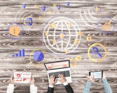 Ellerinde cihazlar bulunan üç kişilik bir grup iletişim ve ağ oluşturma sembolü olarak birlikte çalışıyor.