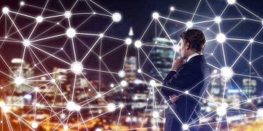 Sosyal bağlantı medya kavramı seyir gece cityscape karşı düşünceli işadamı