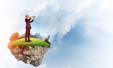 Mühendis adam mavi gök yeşil yüzen ada üzerinde ayakta