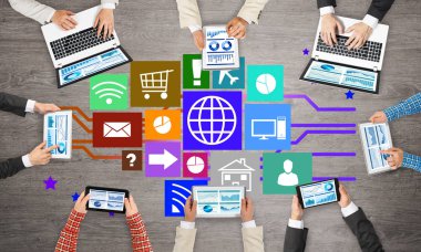 Ellerinde cihazlar bulunan bir grup insan, iletişim ve ağın sembolü olarak birlikte çalışıyor.