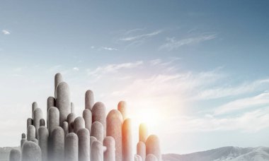 Açık havada, arka planda güzel manzaralı yüksek ve büyük taş sütunların görüntüsü. Duvar kağıdı, telif alanı olan arkaplan.