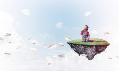 Gökyüzünde yüzen bir adada oturan tatlı, gülümseyen bir kız.