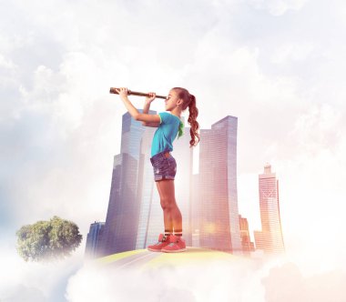 Şehrin yüzen adasında dürbünle bakan tatlı bir kız.