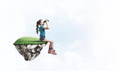 Gökyüzünde yüzen bir adada oturan tatlı, gülümseyen bir kız.