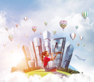 Şehrin yüzen adasında dürbünle bakan tatlı bir kız.