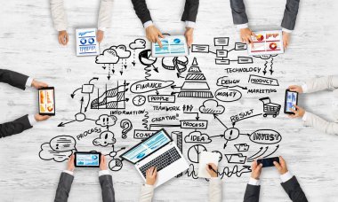 Ellerinde cihazlar bulunan bir grup insan, iletişim ve ağın sembolü olarak birlikte çalışıyor.