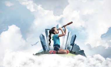 Şehrin yüzen adasında dürbünle bakan tatlı bir kız.