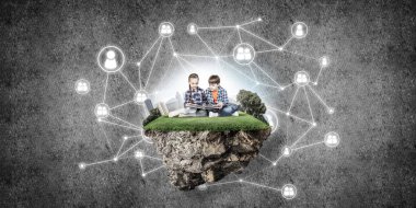 ECO konsepti yüzen ada ve üzerinde kitap oturan çocuklar.