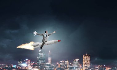 Arka plan üzerinde gece cityscape ve mavi gökyüzü ile roket üzerinde uçan takım elbiseli genç işadamı kavramsal görüntü.