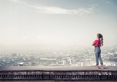 Sevimli kız elleri ile çatı yapı üzerinde ayakta göğüs üzerinde çarpı işareti