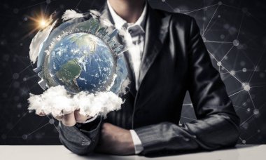 İş tutmak için takım elbiseli adamı closeup dünya küre binalar, ağ bağlantıları arka plan üzerinde eller. Bu görüntü unsurları Nasa tarafından döşenmiştir.