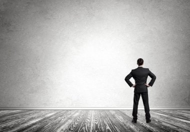 Boş beton odada kendine güvenen zarif iş adamının arka planı