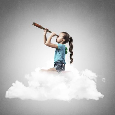 Bulutların üstünde, dürbünle bakan tatlı kız.