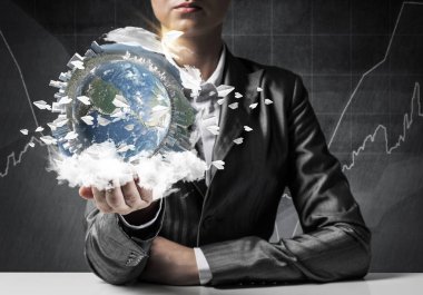 İş binaları ile dünya küre elinde tutmak ve kağıt uçak uçan takım elbiseli adamı closeup. Bu görüntü unsurları Nasa tarafından döşenmiştir.