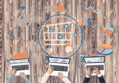 Ellerinde cihazlar bulunan üç kişilik bir grup iletişim ve ağ oluşturma sembolü olarak birlikte çalışıyor.