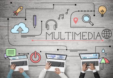 Ellerinde cihazlar bulunan üç kişilik bir grup iletişim ve ağ oluşturma sembolü olarak birlikte çalışıyor.