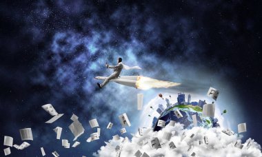 Açık alan ve Dünya gezegeninin kağıtlarla arka plan üzerinde uçan arasında roket üzerinde uçan takım elbiseli genç işadamı kavramsal görüntü. Bu görüntü unsurları Nasa tarafından döşenmiştir.
