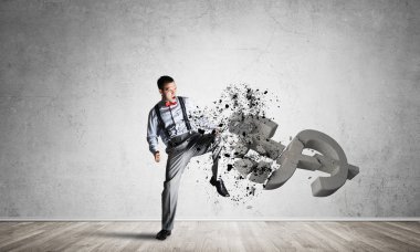 Boş oda kazasındaki öfkeli genç işadamı bacak tekmesi taş dolar sembolüyle