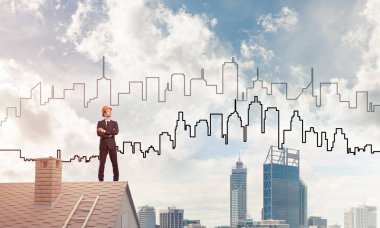 Takım elbiseli genç işadamı ve çatıda kask var. Karışık ortam