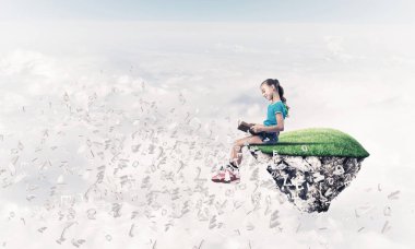 Gökyüzü adasında yüzen tatlı gülümseyen genç kız kitap okuyor.