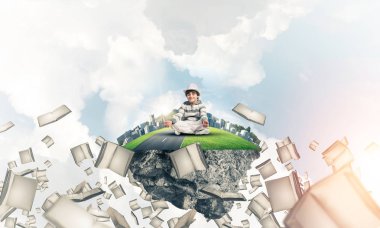 Genç küçük çocuk gözleri kapalı ve Kitaplar ile bulutlu gökyüzü arka plan üzerinde uçan arasında ada uçan üzerinde meditasyon sırasında konsantre seyir tutmak. 3D render.
