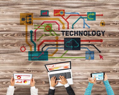 Ellerinde cihazlar bulunan üç kişilik bir grup iletişim ve ağ oluşturma sembolü olarak birlikte çalışıyor.