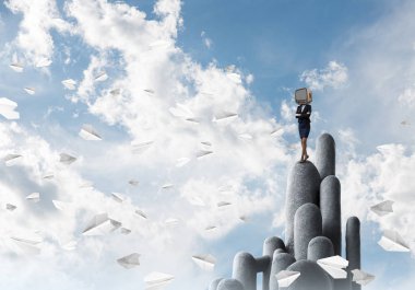 Duran üst kısmında taş sütunlar arasında kağıt uçaklar güzel manzara ile arka plan üzerinde uçan iş kadını kıyafetli kafa silah tutmak yerine eski bir Tv ile geçti. 3D render.