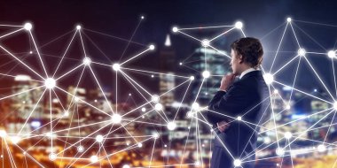 İşadamı gece cityscape sosyal bağlantı medya kavramı seyir karşı