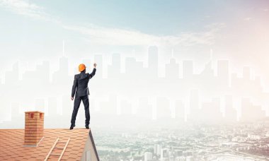 Mühendis, evinin çatısına geri döndü ve şehri çiziyor. Karışık ortam