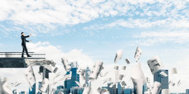 Kağıtları kocaman bir boşluk ile beton köprü üzerinde gizli tehditler ve riskler sembolü olarak uçan arasında blindfolded yürüyüş iş adamı. Cityscape görünümü arka plan üzerinde. 3D render.