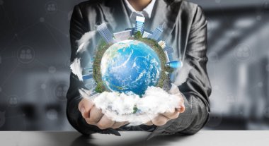 İş tutmak için takım elbiseli adamı closeup dünya küre office görünümü arka plan üzerinde binalar, eller. Bu görüntü unsurları Nasa tarafından döşenmiştir.