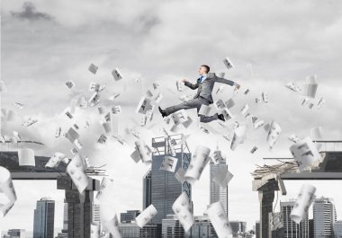 Kağıt belgeleri beton köprü zorluklar üstesinden sembolü olarak uçan ile gap üstünden atlayarak iş adamı. Cityscape arka plan üzerinde. 3D render.