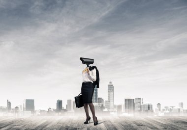 Meçhul işkadını fotoğraf makinesi ile vınlamak baş cityscape arka plan yerine