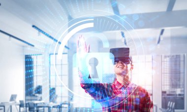 Giyen adam ekose desenli gömlek ve sanal kulaklık medya ekran Masası ile çalışma