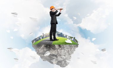 Mühendis adam mavi gök yeşil yüzen ada üzerinde ayakta