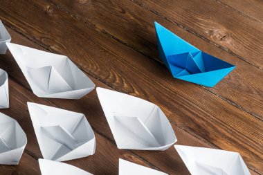 Tahta masadaki origami tekneleri.