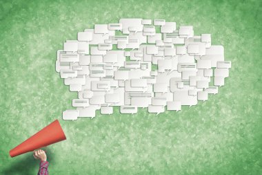 Bir kadının kâğıt borazanla anons yapması.