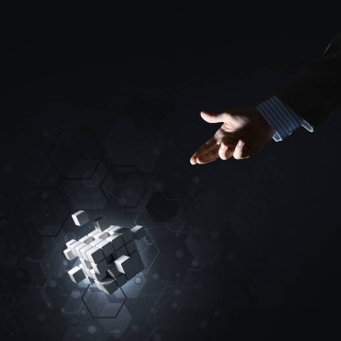 Küp şekil yenilik, karışık teknik sembolü olarak tutan işadamı el ile kapatın