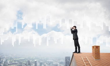 Genç işadamı dürbünüyle şehir manzarasını izliyor. Karışık ortam