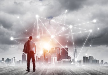 İşadamı arkasını kolluyor ve ağ çizimi kavramına bakıyor