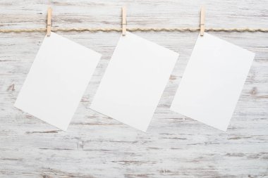 İpe asılı metin için boş kağıt sayfası