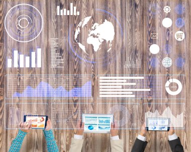 Ellerinde cihazlar bulunan üç kişilik bir grup iletişim ve ağ oluşturma sembolü olarak birlikte çalışıyor.