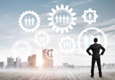 Modern şehir manzarası ve vites bağlantısı fikrine bakan işadamlarının arka planı